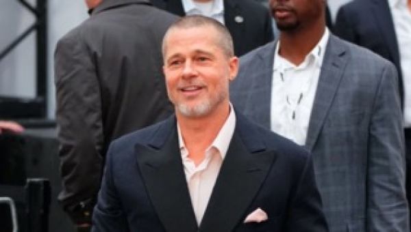 Brad Pitt si  rasato i capelli e subito ci ricorda perch in Ocean's 12 era cos figo